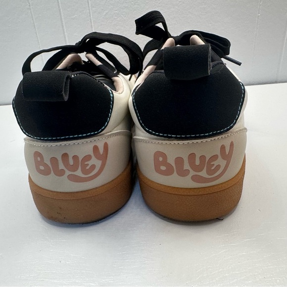 BLUEY Cartoon sneakers Bluey on 1 shoe and Bingo on the other runs large (9) - Picture 4 of 9
